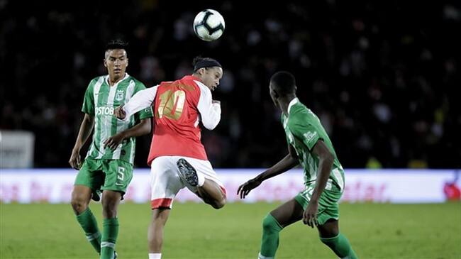 Ronaldinho se despidió de sus hinchas en Bogotá. Foto: Colprensa
