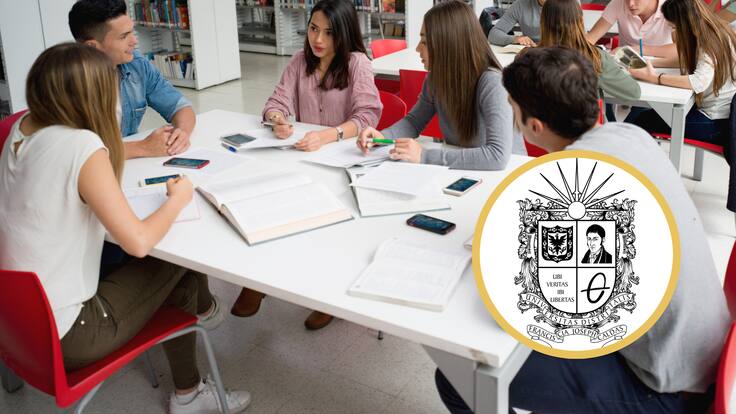 Grupo de universitarios estudiando en una biblioteca. En el círculo, logo de la Universidad Distrital (GettyImages y redes sociales)
