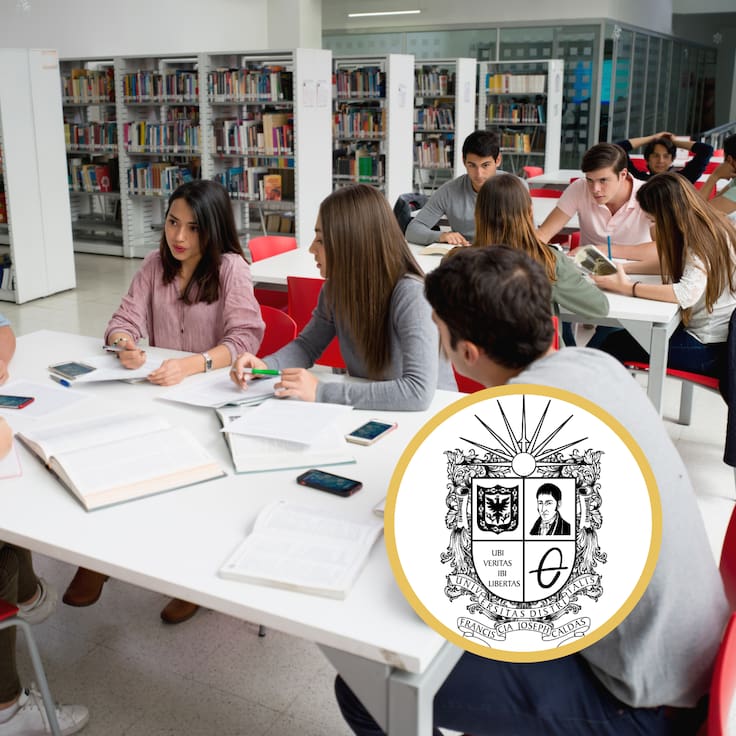 Grupo de universitarios estudiando en una biblioteca. En el círculo, logo de la Universidad Distrital (GettyImages y redes sociales)