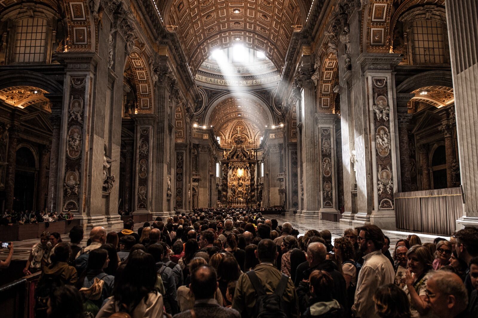 Miles de fieles se despidieron en la basílica de San Pedro en el Vaticano. FOTO: Franco Origlia/Getty Images