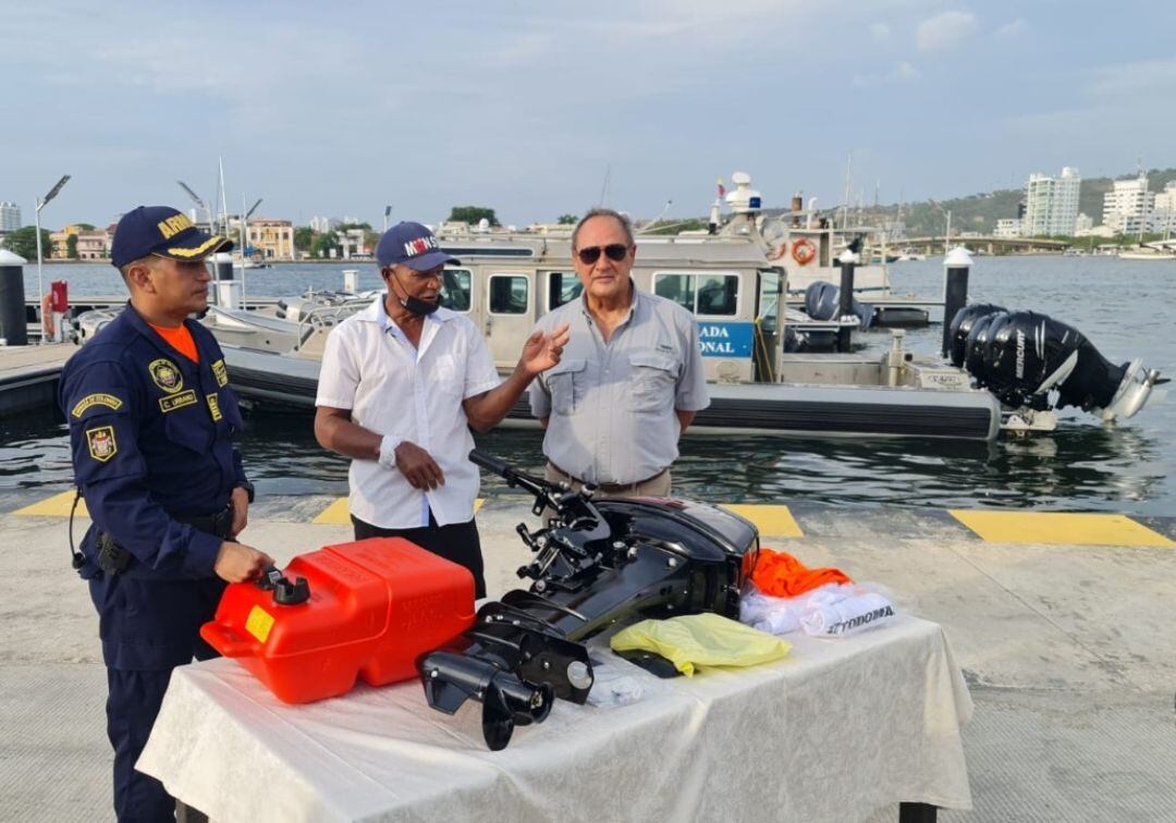 Entrega del motor al pescador artesanal de La Boquilla. Crédito: Cortesía Armada.