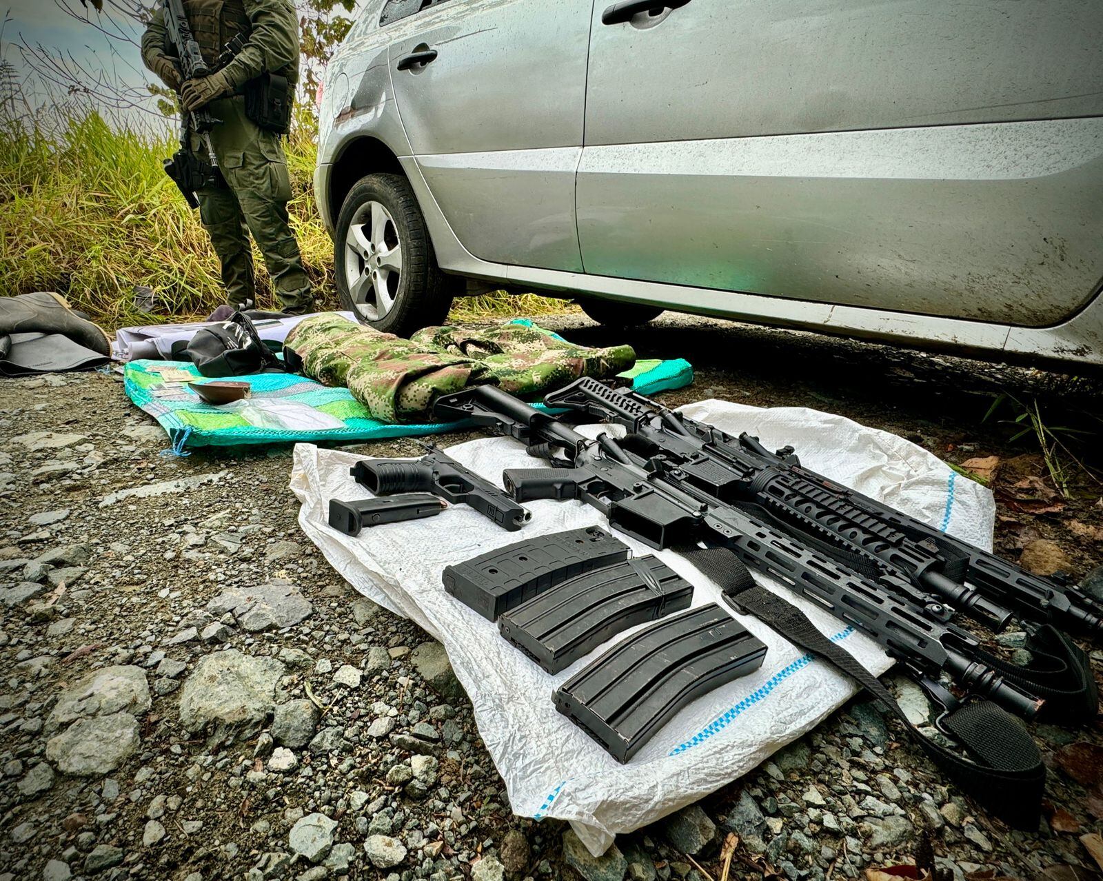 En medio del operativo se incautaron tres fusiles de fogueo. Crédito: Policía Popayán.