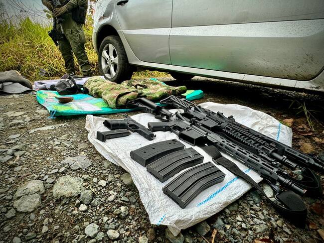 En medio del operativo se incautaron tres fusiles de fogueo. Crédito: Policía Popayán.