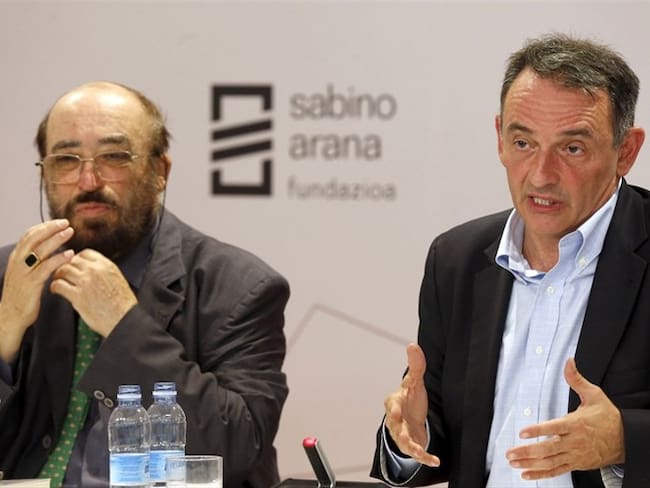 A la derecha, el asesor jurídico de las Farc en las negociaciones con el Gobierno colombiano, el español Enrique Santiago. Foto: Agencia EFE