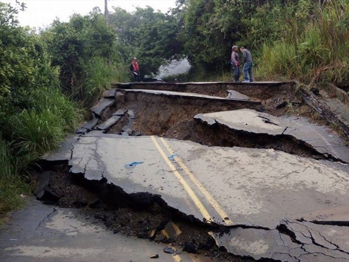 Cerca de 30 metros se desplazó la vía que comunica al suroeste antioqueño