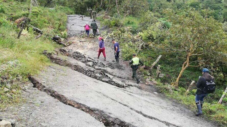 La emergencia ya deja 21 familias evacuadas como consecuencia de la remoción en masa que se viene registrando hace varias semanas. Foto: Alcaldía San Eduardo