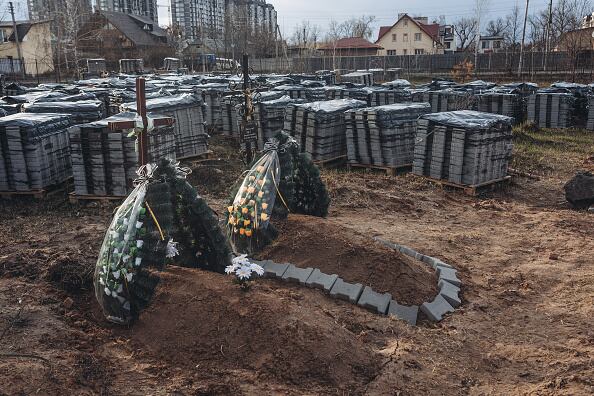 Un equipo internacional de fiscales para investigar crímenes de guerra en Ucrania, tras la supuesta masacre perpetrada por los soldados rusos en Bucha, cerca de Kiev. Foto: Getty