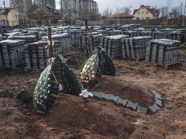 Un equipo internacional de fiscales para investigar crímenes de guerra en Ucrania, tras la supuesta masacre perpetrada por los soldados rusos en Bucha, cerca de Kiev. Foto: Getty