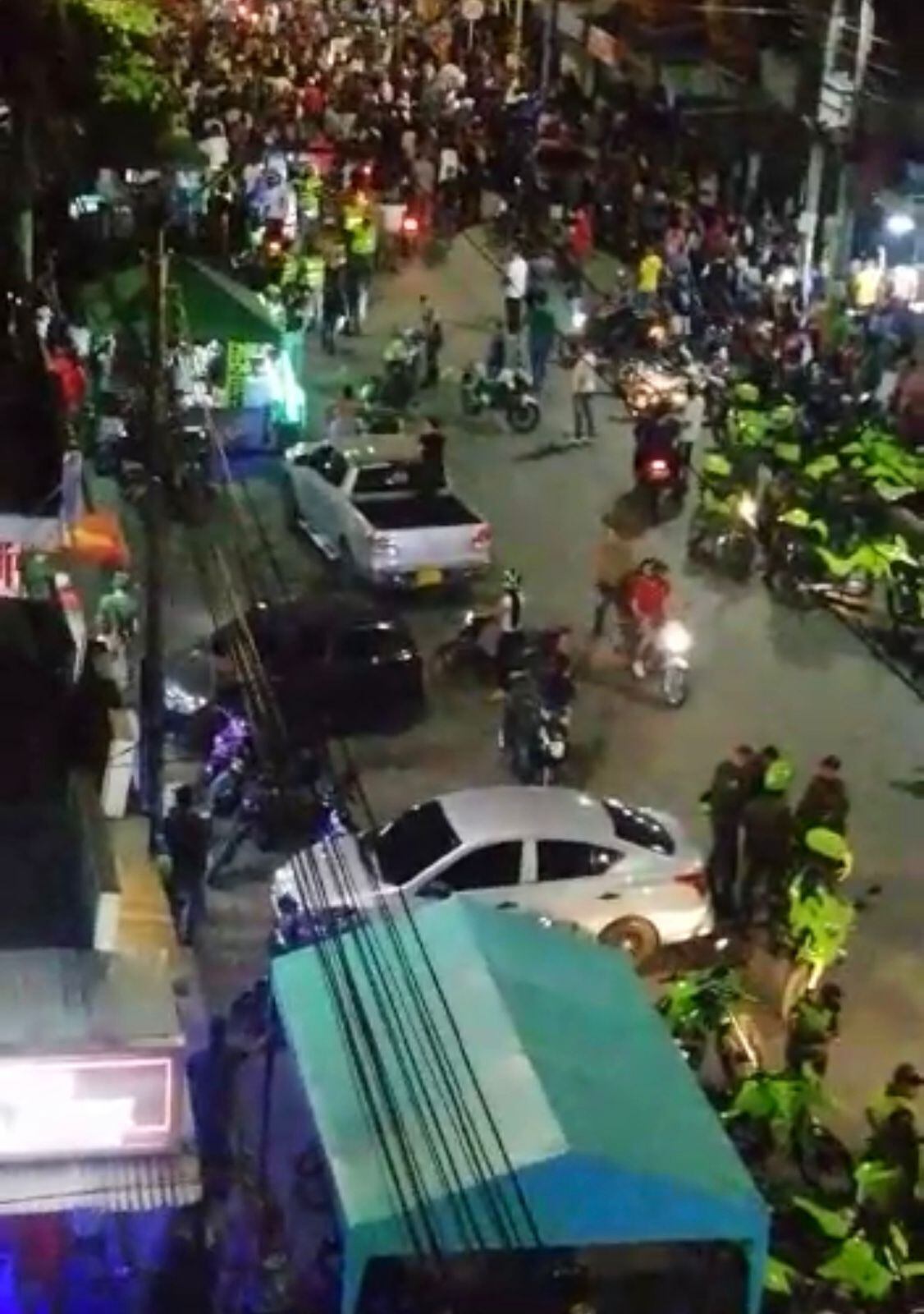 El choque entre la comunidad y la Policía se trasladó al sector conocido como Pasó del Comercio, donde algunas personas intentaron bloquear la vía. Foto: Cortesía.
