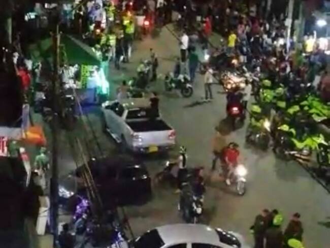 El choque entre la comunidad y la Policía se trasladó al sector conocido como Pasó del Comercio, donde algunas personas intentaron bloquear la vía. Foto: Cortesía.