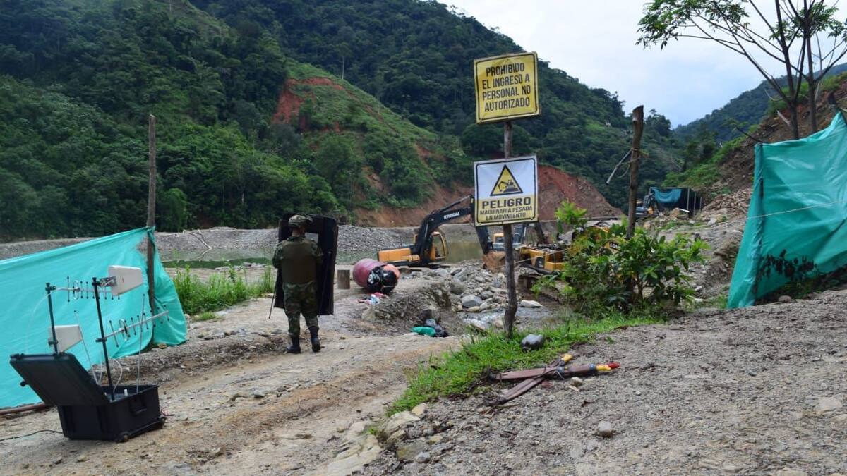 Disidencias instalan explosivos en maquinaria para atentar contra Ejército en Antioquia