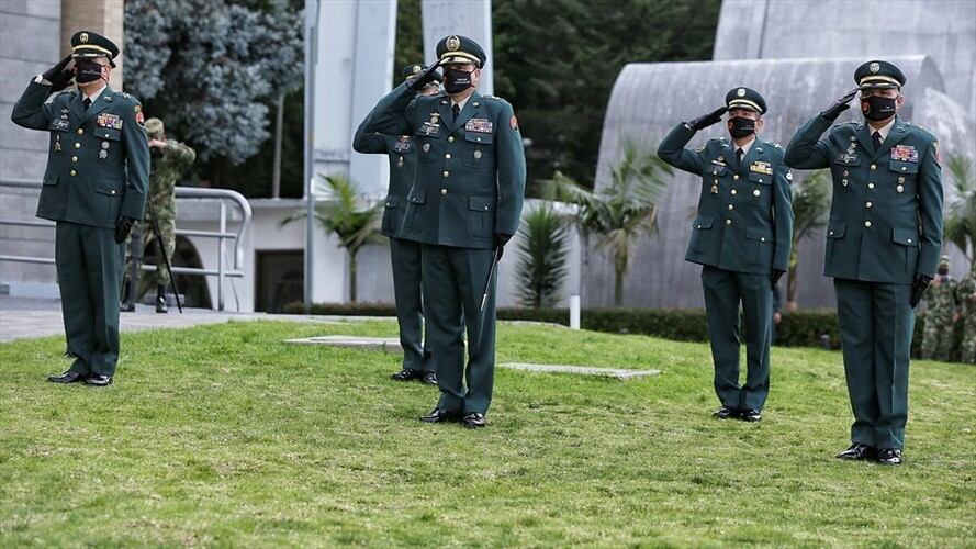Corte revisa si militares pueden llevar de la mano a su pareja en uniforme. Foto: Colprensa