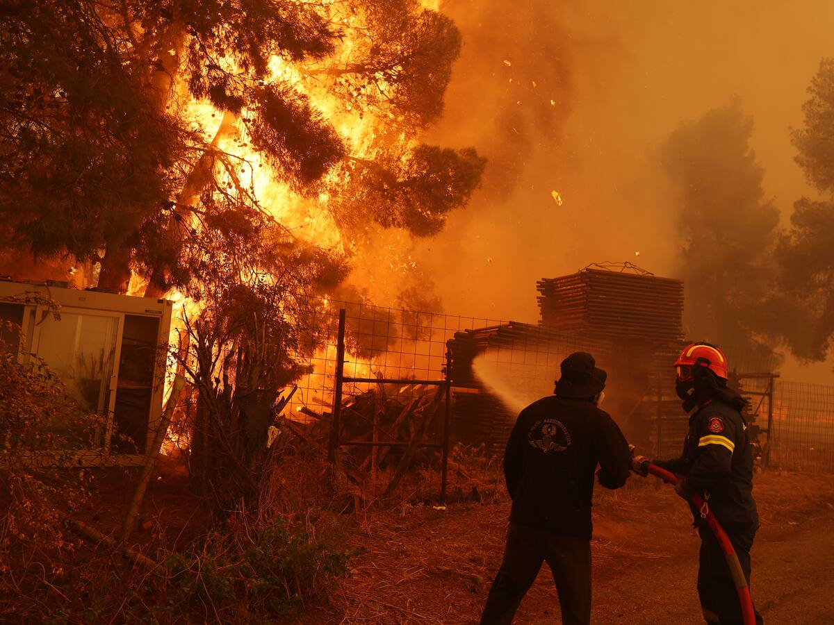 Dan por controlado el gran incendio que quemó 10.000 hectáreas en las afueras de Atenas