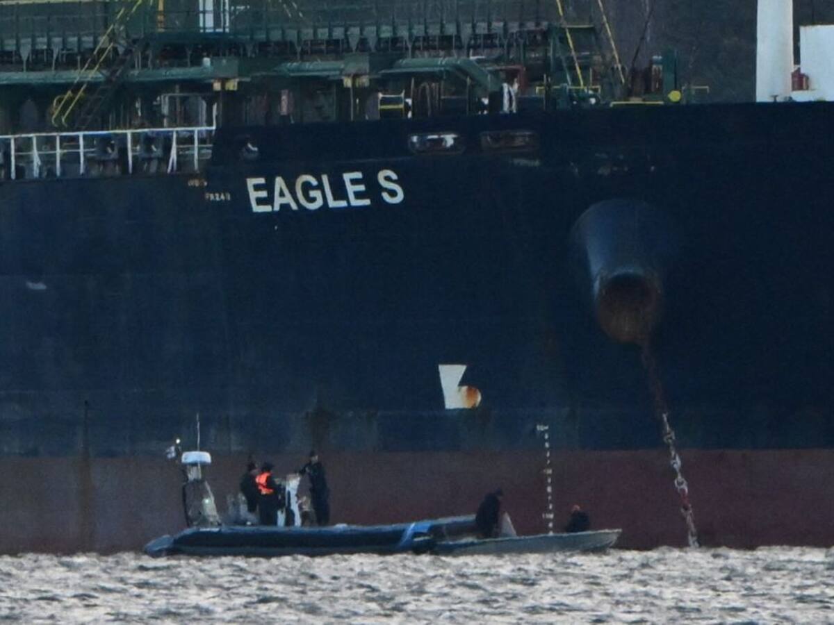 Policía finlandesa halló marcas de un ancla junto a los cables submarinos dañados en el Báltico