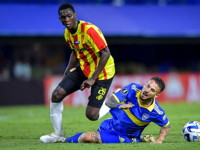 BUENOS AIRES, ARGENTINA - APRIL 18: Dario Benedetto of Boca Juniors competes for the ball with Yilmar Velasquez of Deportivo Pereira during a Copa CONMEBOL Libertadores 2023 group F match between Boca Juniors and Deportivo Pereira at Estadio Alberto J. Armando on April 18, 2023 in Buenos Aires, Argentina. (Photo by Marcelo Endelli/Getty Images)