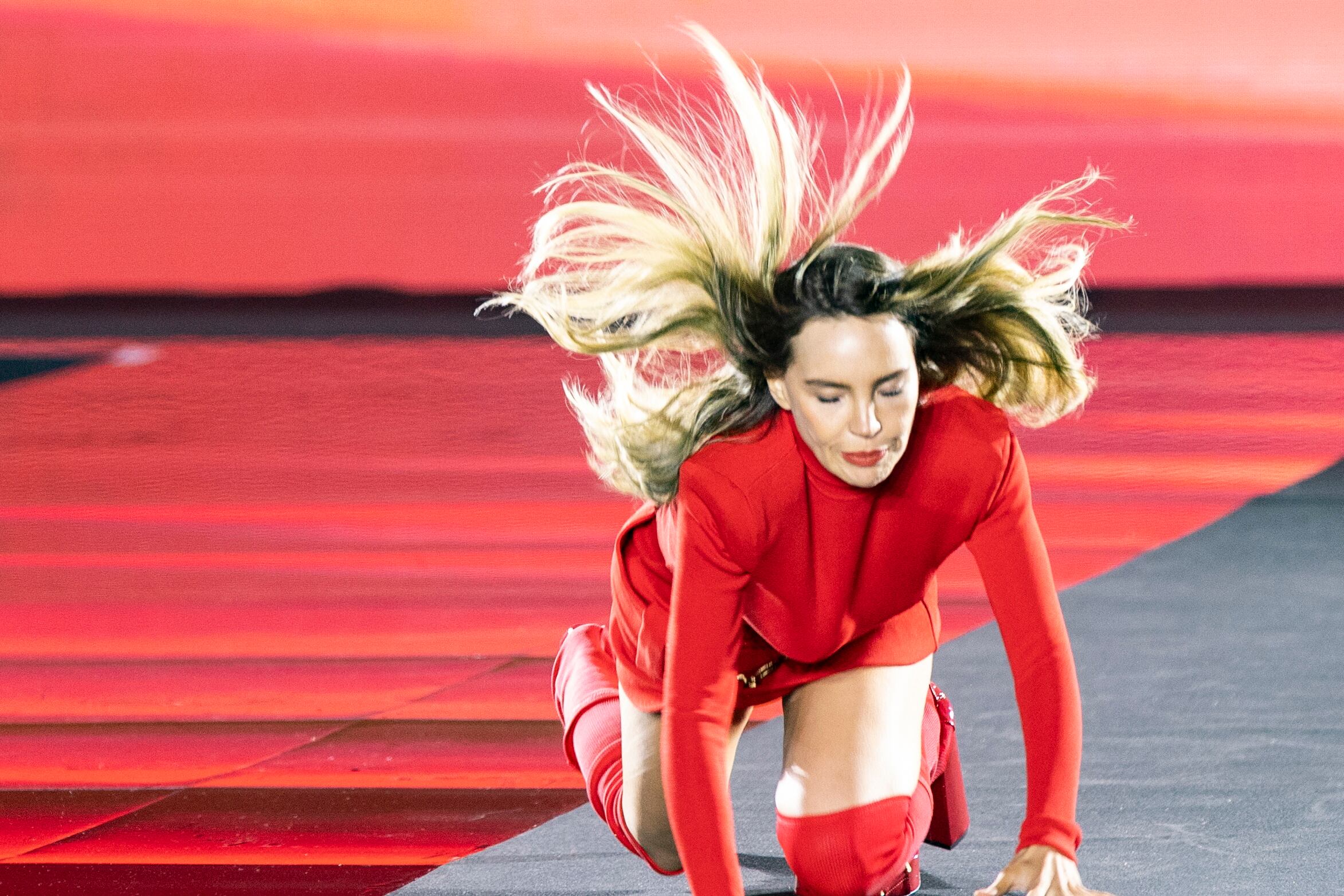 Caída de Belinda en el Paris Fashion Week. Foto: EFE.