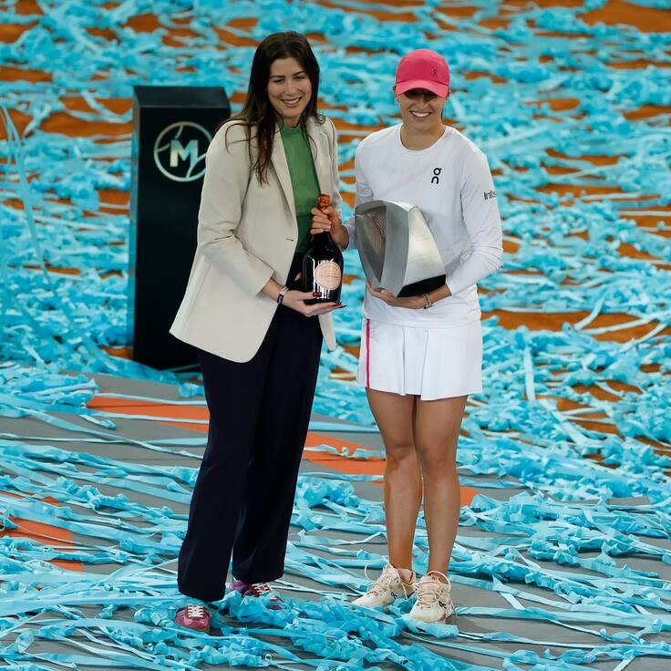 MADRID, 04/05/2024.- La tenista polaca Iga Swiatek (d) acompañada por la extenista Garbiñe Muguruza tras recibir el trofeo como vencedora en la final individual femenina del Mutua Madrid Open que ha disputado este sábado en las instalaciones de la Caja Mágica, en Madrid. EFE/ Chema Moya.