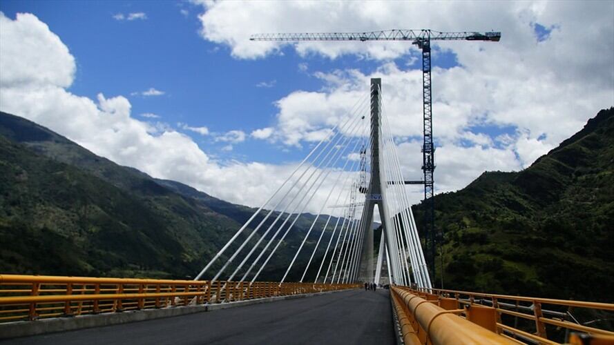 El pasado 31 de agosto se venció el plazo que tenía el contratista Sacyr, encargado de la obra del puente atirantado más alto y moderno del país. Foto: Colprensa