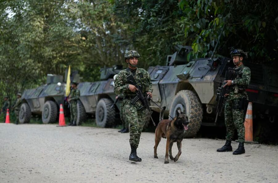 Soldados patrullan una carretera en Tibú, en la región nororiental colombiana del Catatumbo.Foto: Fernando Vergara (AP)