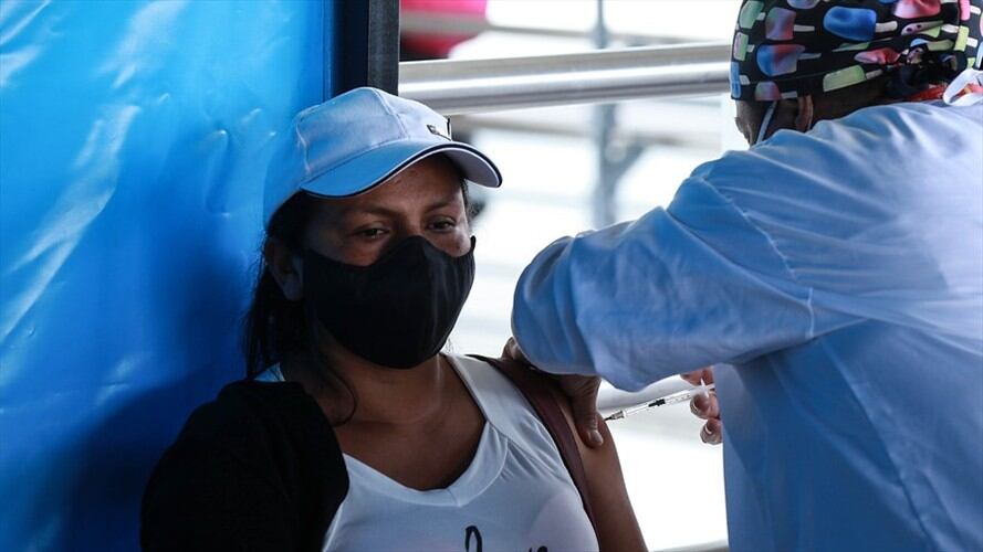 La segunda dosis de la vacuna de AstraZeneca se aplicará a los 28 días  . Foto: Colprensa