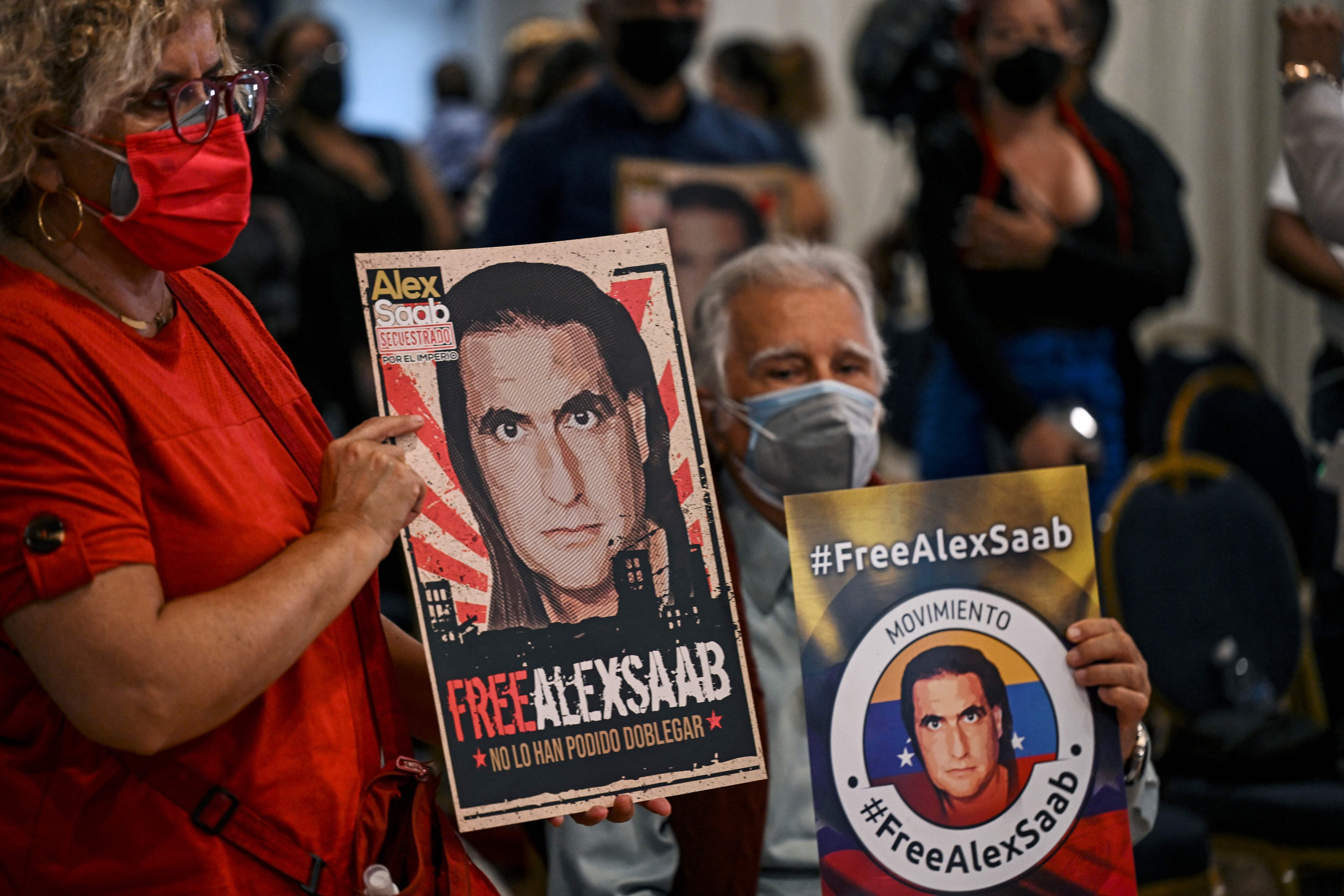 Activistas del movimiento "FreeAlexSaab", en Venezuela. (Photo by YURI CORTEZ/AFP via Getty Images)