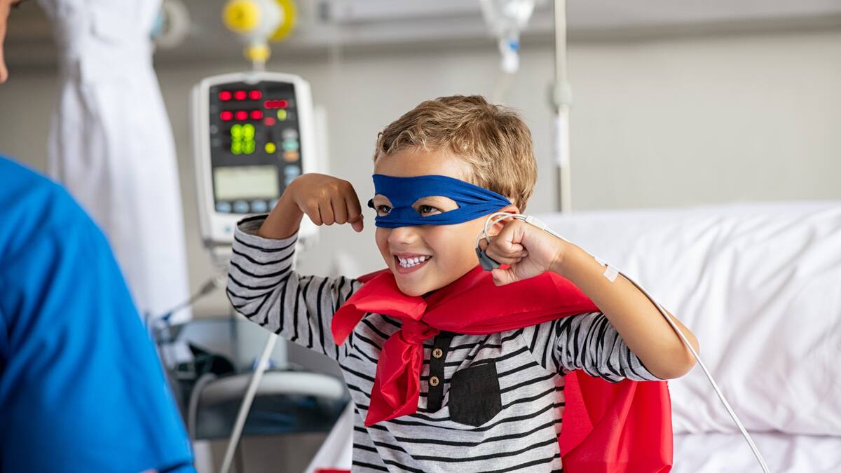 Doctor disfraza a niños de superhéroes para reducir el miedo y la ansiedad a las cirugías