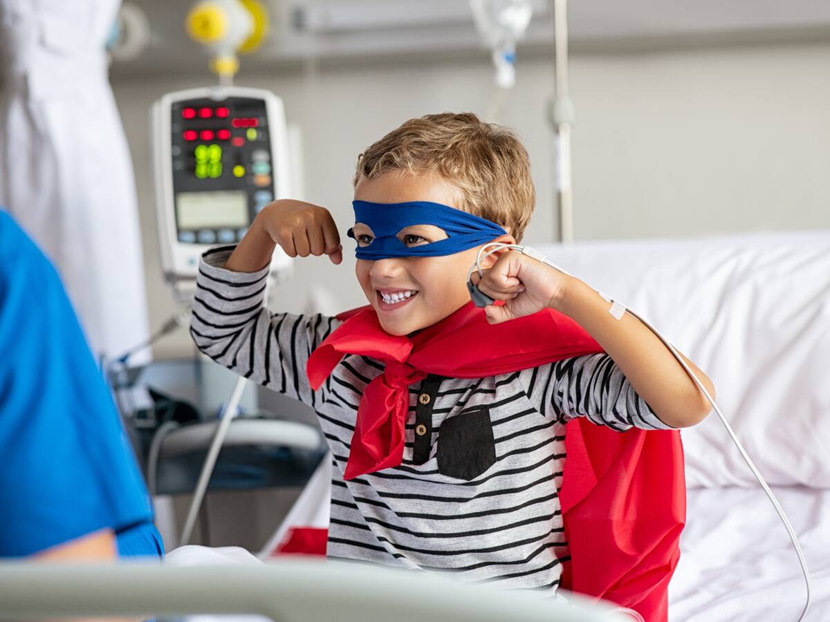 Doctor disfraza a niños de superhéroes para reducir el miedo y ansiedad a las cirugías