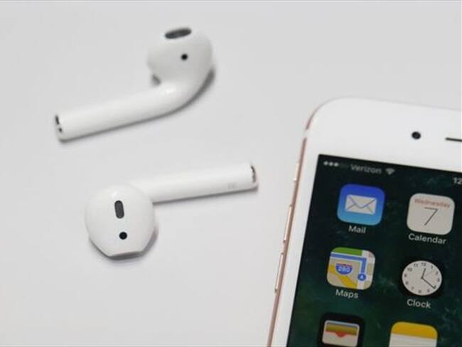 Los Airpods de Apple no serán los únicos audífonos compatibles con la nueva gama de celulares de la compañía estadounidense. . Foto: BBC Mundo