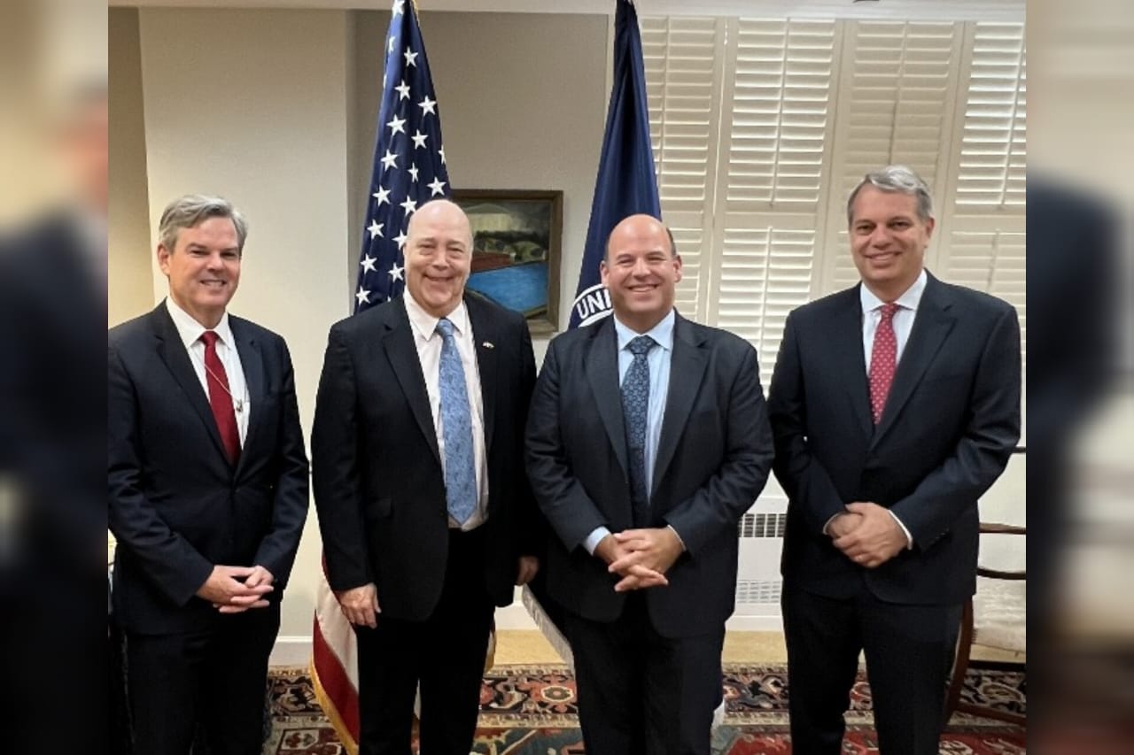 El embajador Daniel García-Peña Jaramillo presentó las Copias de Estilo ante el Departamento de Estado de Estados Unidos. Foto: Embajada de Colombia en Washington DC.