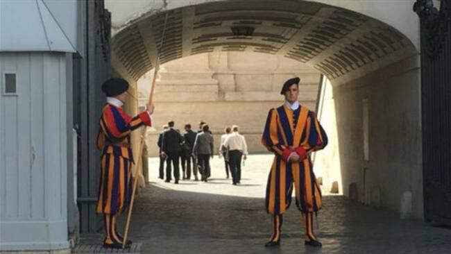 El reportero de la BBC fue recibido por estos guardias en el Vaticano. Foto: BBC Mundo.