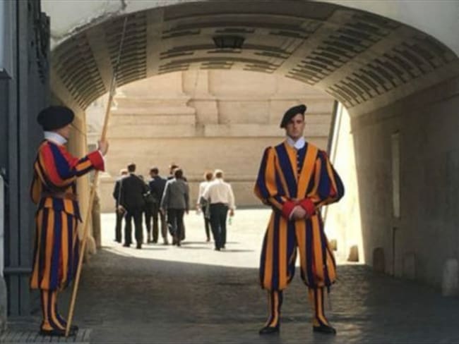 El reportero de la BBC fue recibido por estos guardias en el Vaticano. Foto: BBC Mundo.