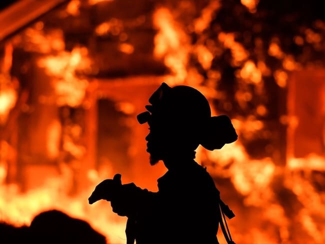 Todavía hay 12 grandes incendios activos en California: departamento Contra Incendios