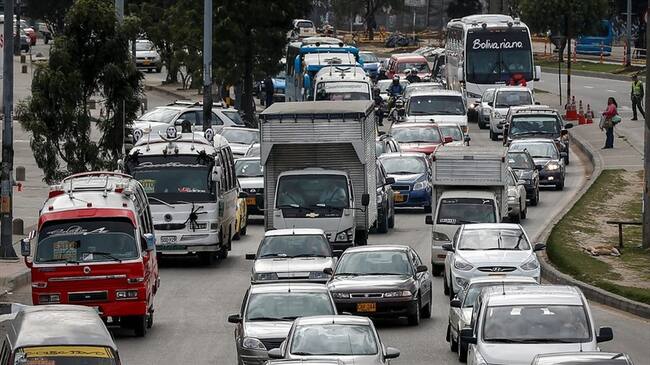 Se pudo establecer que la organización ilegal se dedicaba a realizar el proceso de matrícula de vehículos de origen ilícito ante las Secretarías de Tránsito. Foto: Colprensa