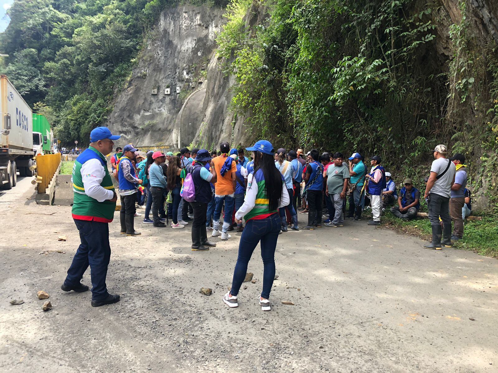 Comunidades indígenas del Valle bloquearon por varias horas en protesta por incumplimiento de acuerdos pactados desde el 2017. Foto: Gobernación del Valle