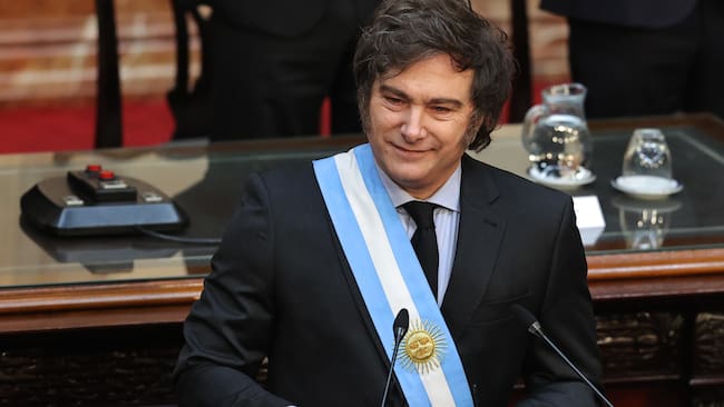 AME151. BUENOS AIRES (ARGENTINA), 15/09/2024.- El presidente de Argentina, Javier Milei, asiste al Congreso de la Nación para presentar el presupuesto anual este domingo, en Buenos Aires (Argentina). Milei anticipó durante la presentación del Presupuesto de su Ejecutivo para 2025, que vetará "todos los proyectos que atenten contra el déficit fiscal", tras vetar una ley de reforma jubilatoria y anunciar que haría lo mismo con la ley de financiación universitaria. EFE/ Juan Ignacio Roncoroni