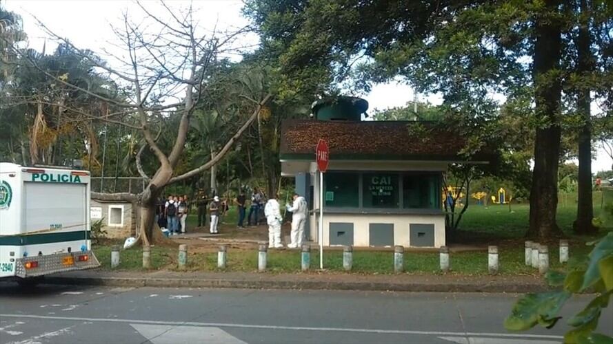 Investigadores analizan las cámaras de seguridad del sector para dar con los asesinos. Foto: Cortesía