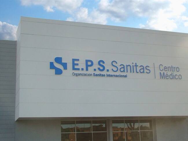 Economista colombiano acusa a EPS Sanitas de incumplir con entrega de su medicamento