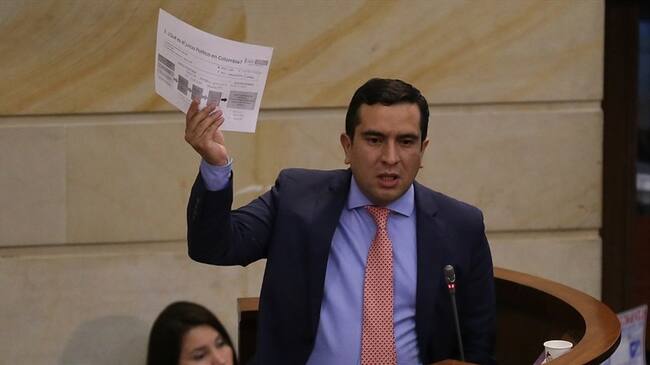 El Centro Democrático entregó detalles de su concepto en el que excluyó al representante a la Cámara, Edward Rodríguez, de la lista de precandidatos presidenciales. Foto: Colprensa / DIEGO PINEDA