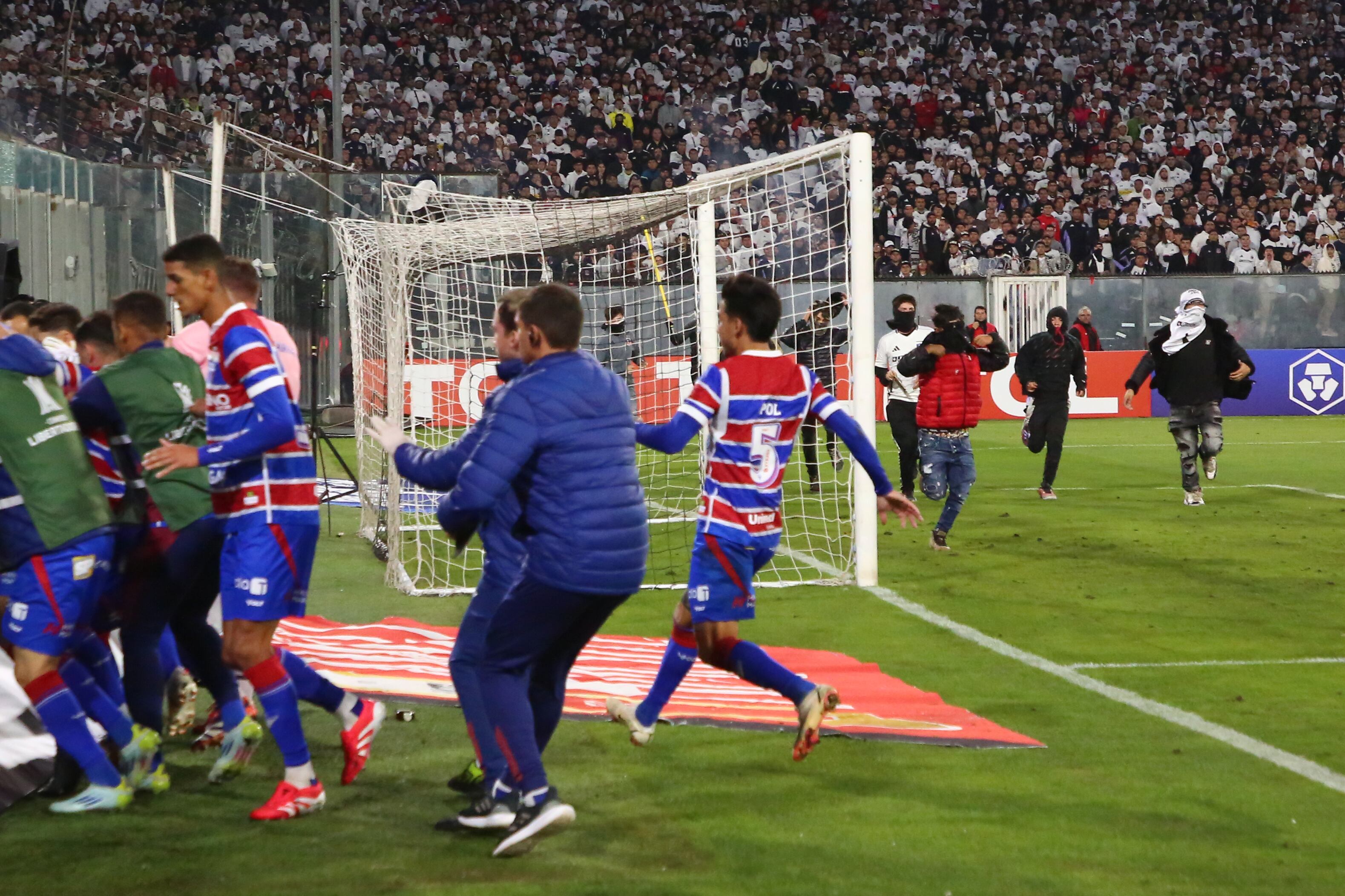Hinchas de Colo Colo invaden la cancha. Foto: Marcelo Hernández/Getty Images.
