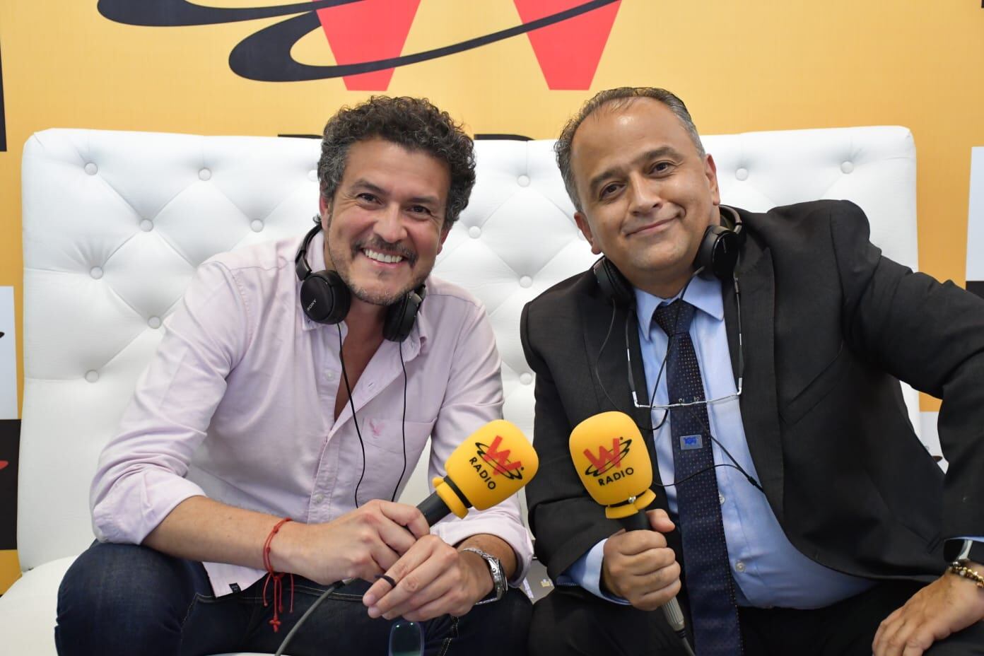 Carlos Montoya, periodista W Radio (izquierda) y Brian Bazin Bulla, presidente ejecutivo de la Cámara de Comercio de Ibagué (derecha). Foto:  W Radio.