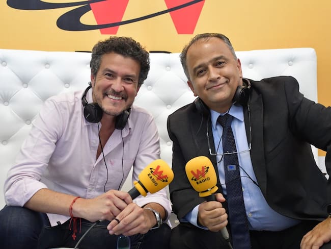 Carlos Montoya, periodista W Radio (izquierda) y Brian Bazin Bulla, presidente ejecutivo de la Cámara de Comercio de Ibagué (derecha). Foto:  W Radio.