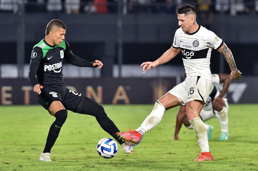 Nelson Deossa de Atletico Nacional (izquierda) y  Guillermo Paiva de Olimpia. Copa Libertadores 8 de junio de 2023. Foto: NORBERTO DUARTE/AFP via Getty Images.