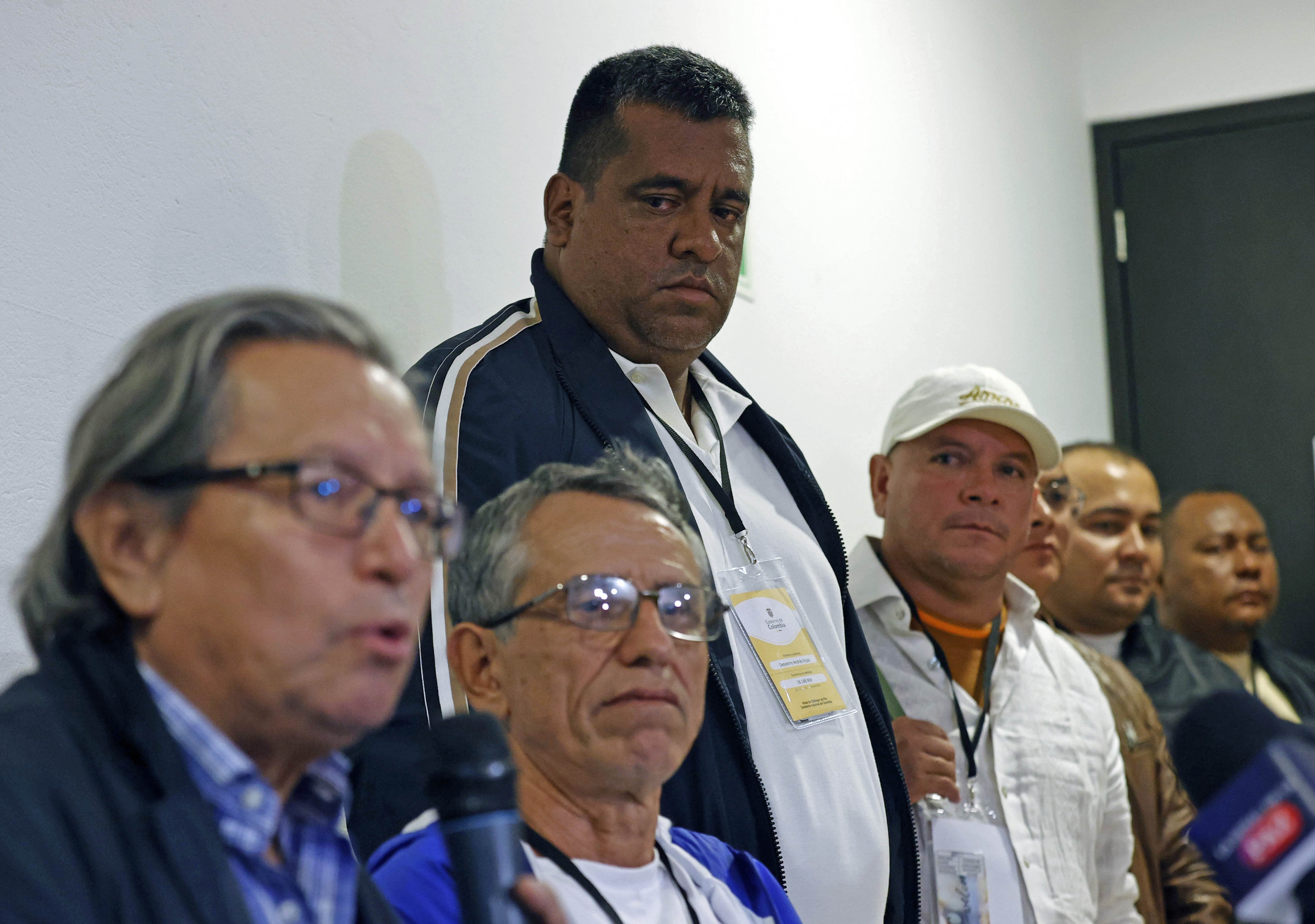 Fotografía de archivo del 26 de noviembre de 2024 del integrante de los Comandos de Frontera, Giovanny Andrés Rojas (centro, hombre alto). Foto: EFE.