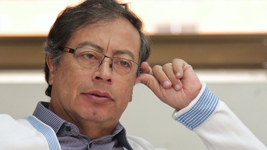 Gustavo Petro aparece en un video recibiendo varios fajos de billetes y guardándolos en una bolsa. Foto: Colprensa