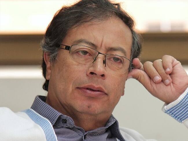 Gustavo Petro aparece en un video recibiendo varios fajos de billetes y guardándolos en una bolsa. Foto: Colprensa