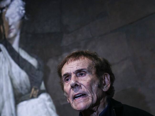 España galardonó al pintor colombiano David Manzur con la Orden de Isabel la Católica