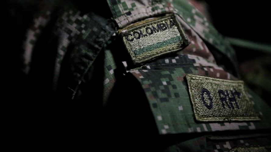 En medio de fuertes discusiones, uno de los funcionarios de la Fuerza Pública realizó disparos con su arma de dotación. Foto: Colprensa