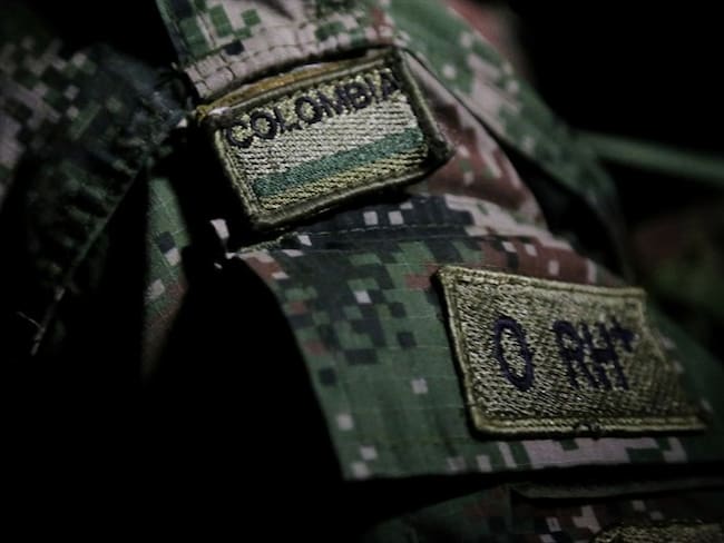 En medio de fuertes discusiones, uno de los funcionarios de la Fuerza Pública realizó disparos con su arma de dotación. Foto: Colprensa