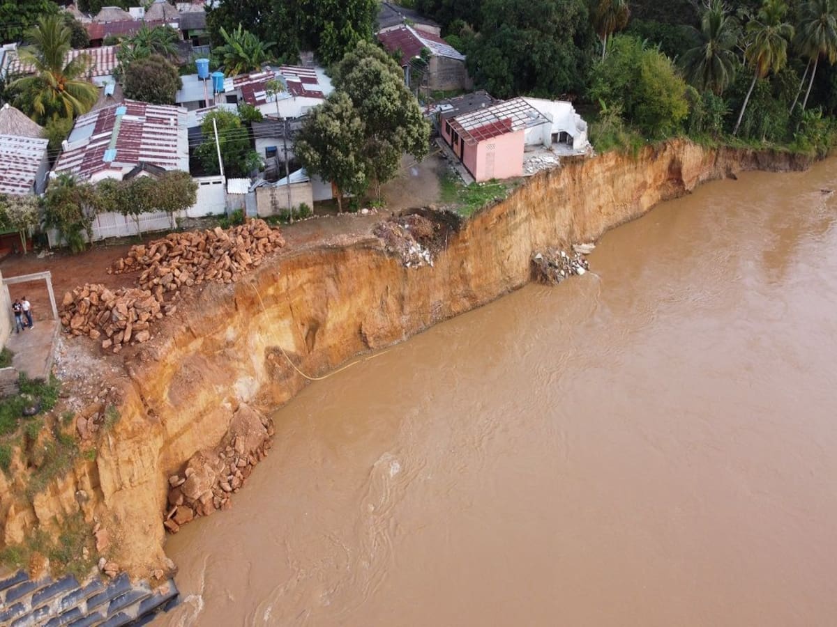Erosión del río Sinú está arrasando con una calle y viviendas en Tierralta, Córdoba