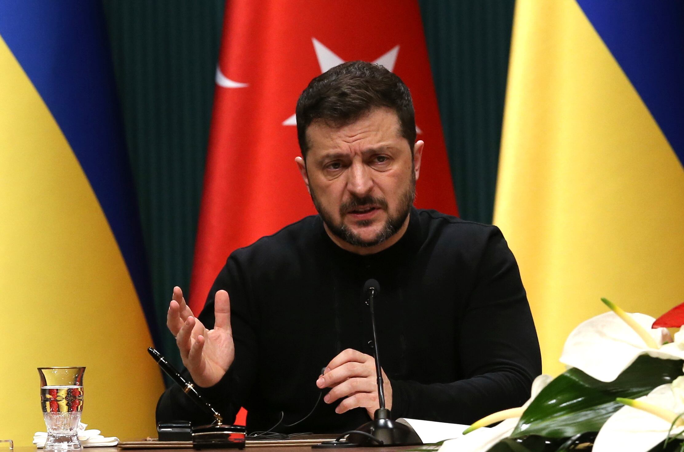 ANKARA (Turkey), 18/02/2025.- Ukrainian President Volodymyr Zelensky speaks during a press conference with Turkish President Recep Tayyip Erdogan (not pictured) after their meeting at the Presidential Palace in Ankara, Turkey, 18 February 2025. Zelensky arrived in Ankara for talks with Erdogan as US and Russian top diplomats met in Riyadh, Saudi Arabia without Ukraine. (Arabia Saudita, Turquía, Ucrania) EFE/EPA/NECATI SAVAS